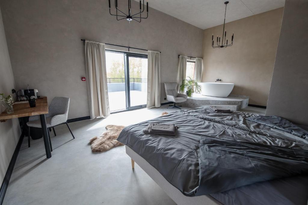 Postel nebo postele na pokoji v ubytování Ilmaveere Butiikhotell ja Restoran