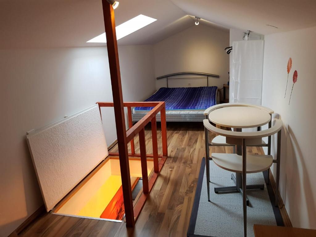 a small room with a bunk bed and a table and stool at Krk - Kroatien - direkt am Wasser in Čižići