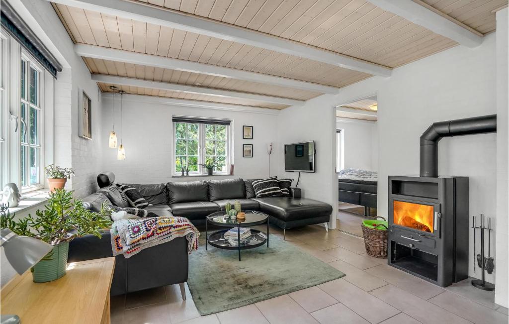 un soggiorno con divano e camino di Holiday Home Pj Manøsvej Rømø Iv a Toftum