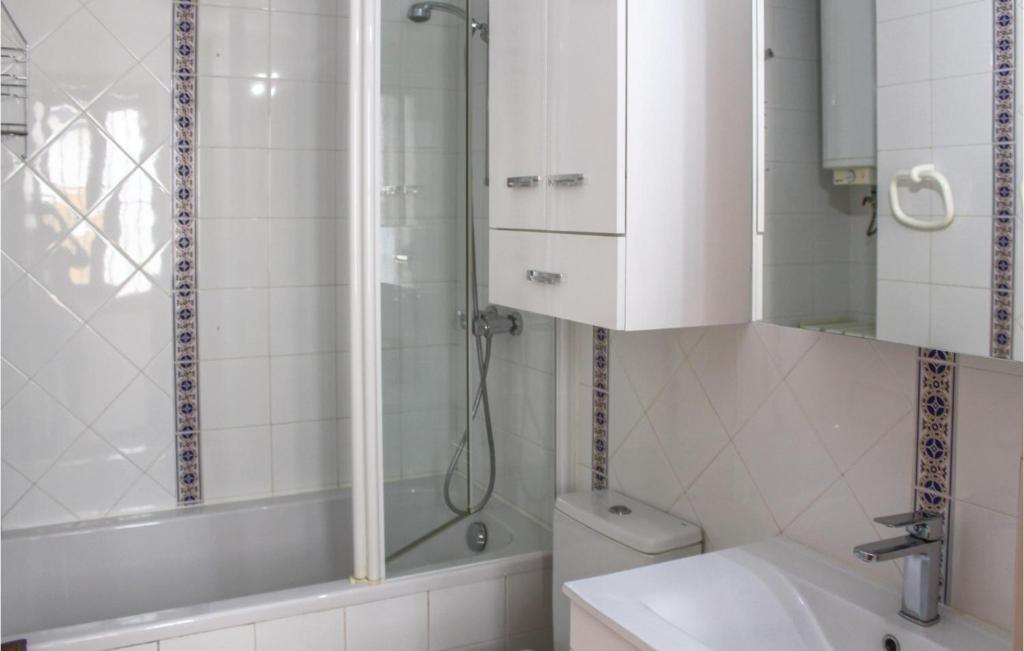 A bathroom at Nice Apartment In Torrevieja-La Mata