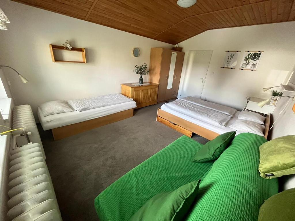 Łóżko lub łóżka w pokoju w obiekcie Chata Ondrášek