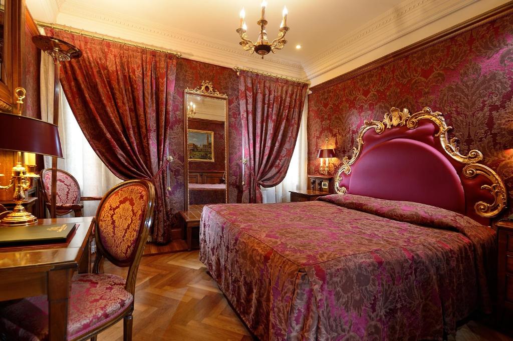 Łóżko lub łóżka w pokoju w obiekcie Bellevue Luxury Rooms - San Marco Luxury
