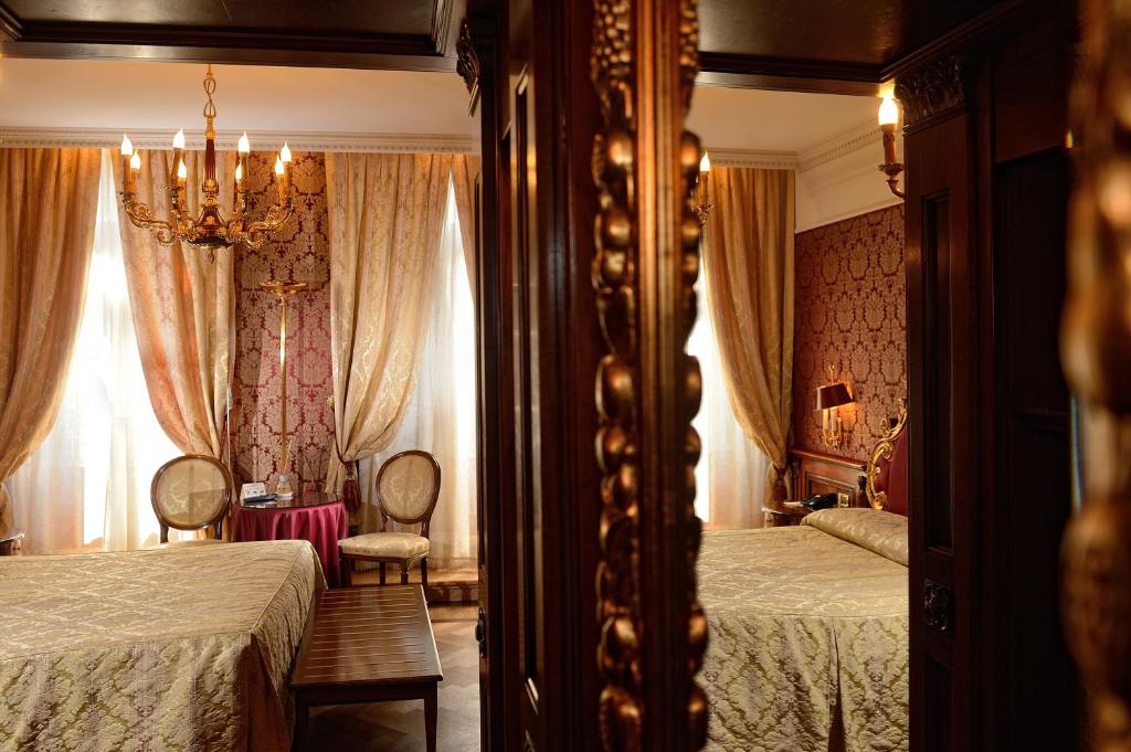 Łóżko lub łóżka w pokoju w obiekcie Bellevue Luxury Rooms - San Marco Luxury