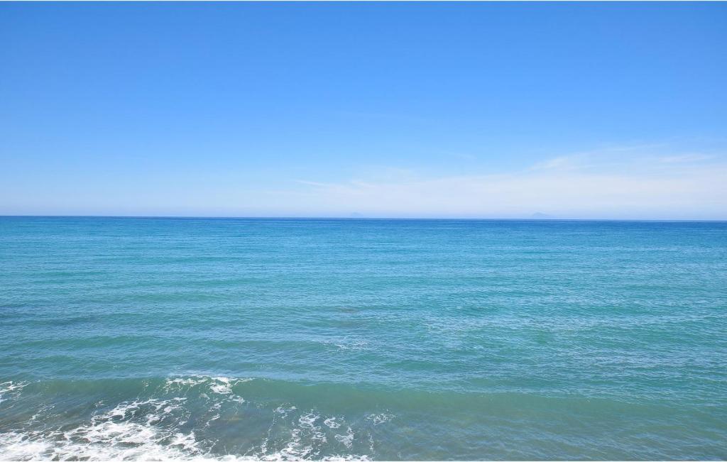 widok na ocean z plaży w obiekcie Marina w mieście Caronia Marina