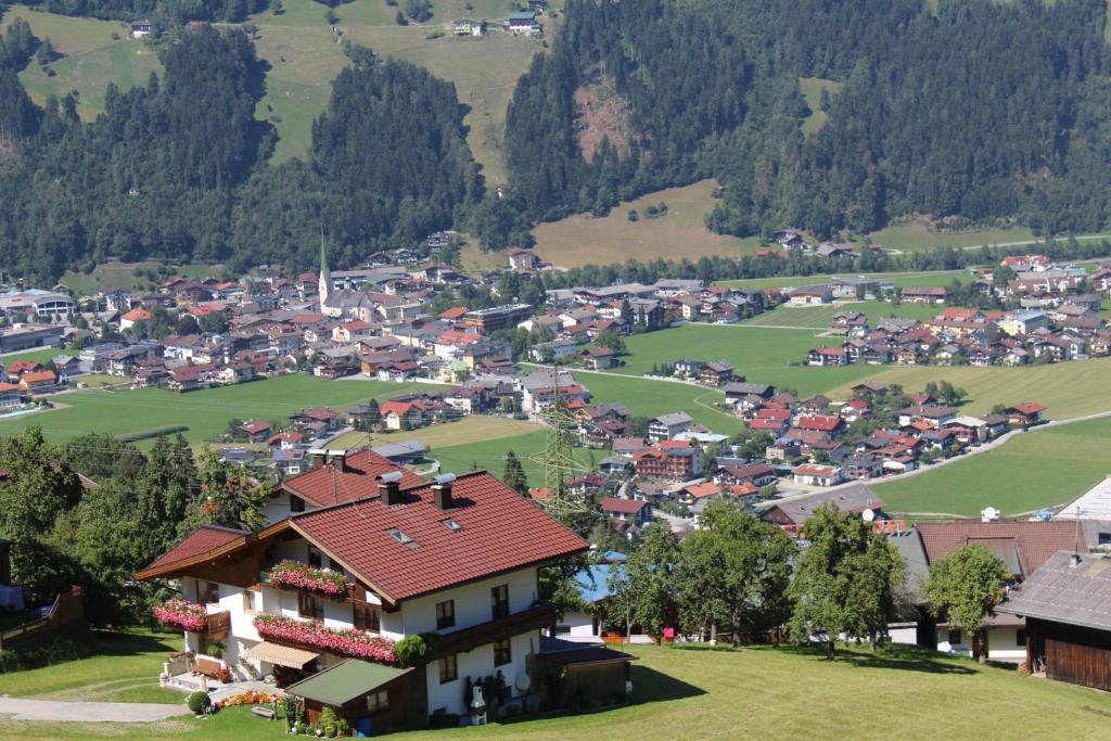 una vista aérea de un pueblo en las montañas en Haus Gugglberger, en Hainzenberg