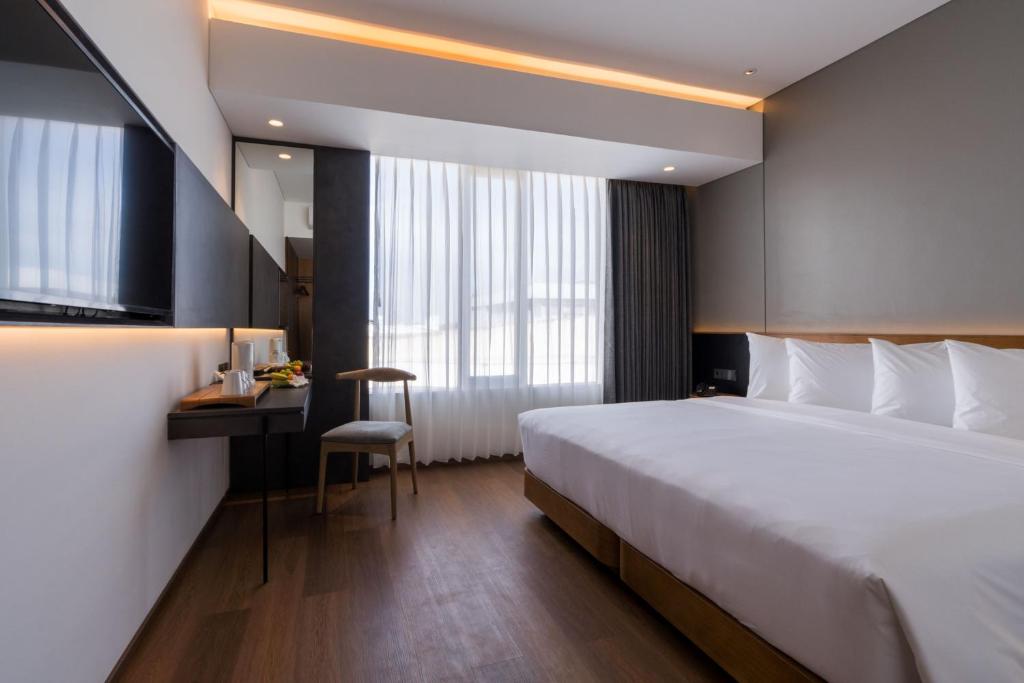 Postel nebo postele na pokoji v ubytování Hotel Santika Bangka