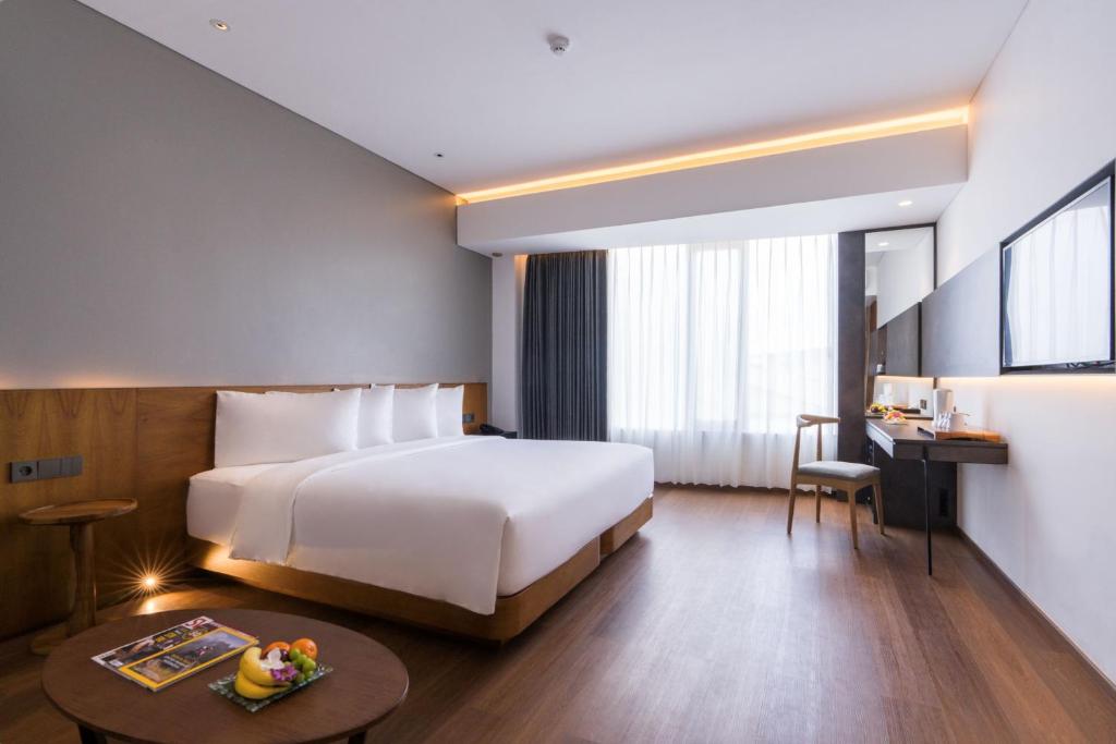 Postel nebo postele na pokoji v ubytování Hotel Santika Bangka
