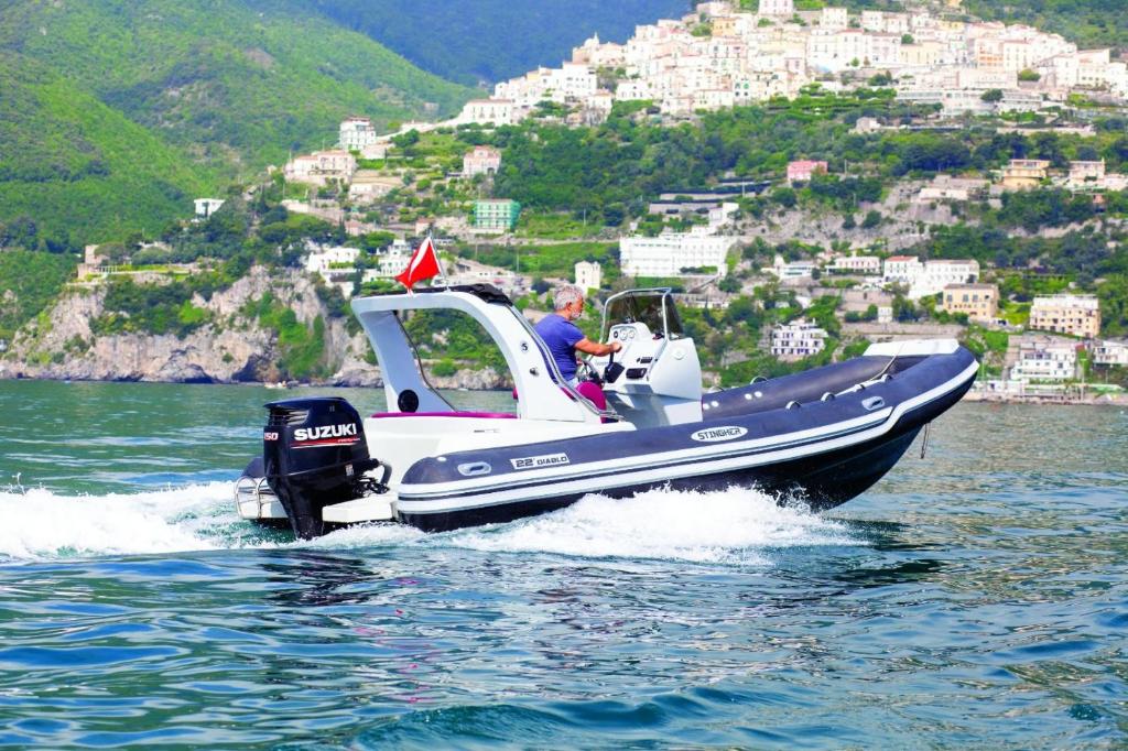 een man in een boot op een lichaam van water bij SEA4USALERNO seafront in Salerno