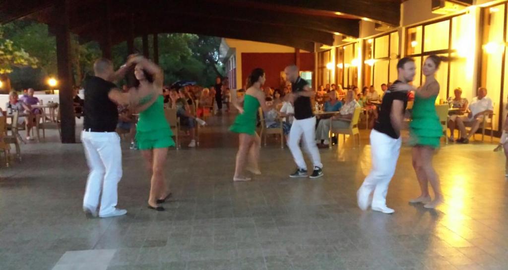 eine Gruppe von Menschen, die auf einer Tanzfläche tanzen in der Unterkunft FKK Ada Bojana in Ulcinj