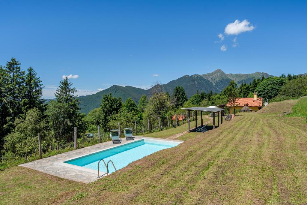 una piscina en medio de un campo en Casa Albereta, en Bagni di Lucca