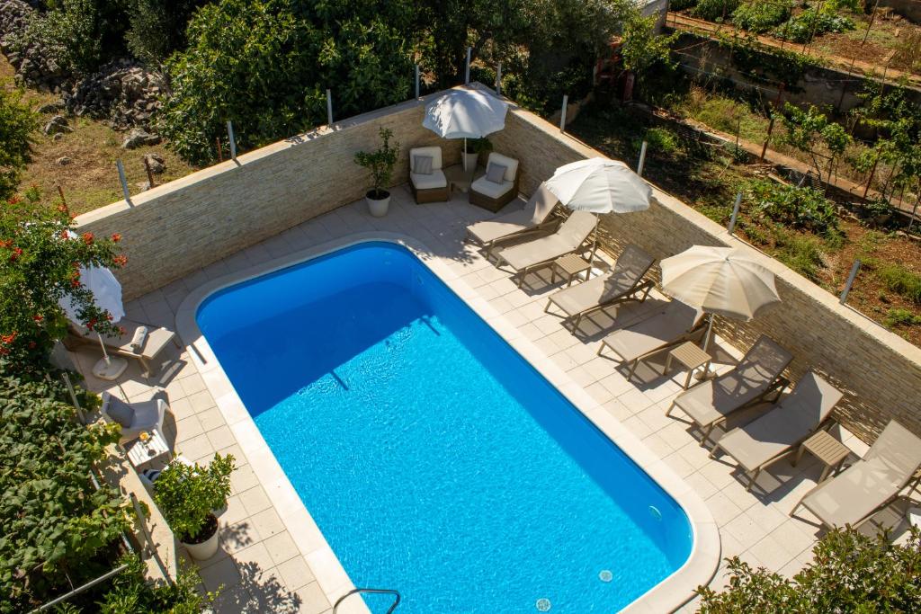 Bazén v ubytování Apartments & rooms Stella Adriatica nebo v jeho okolí