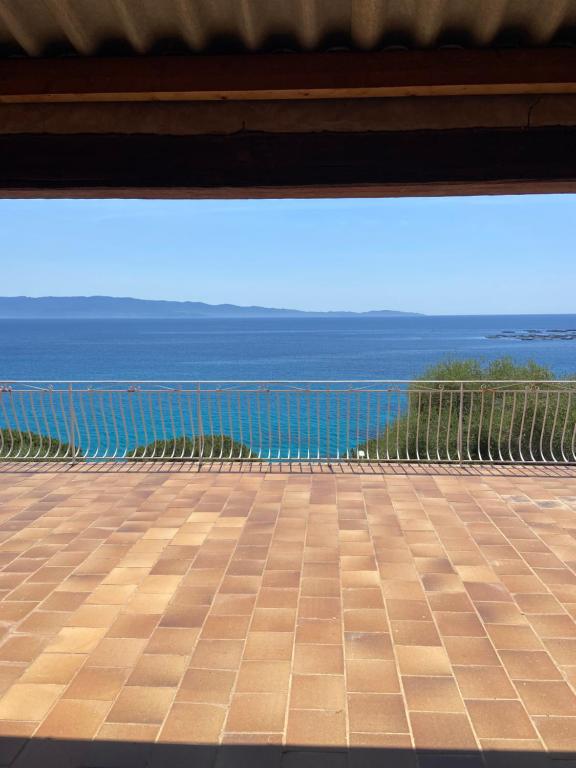 une vue sur l'océan depuis un balcon dans l'établissement Maison DE VACANCES VUE MER PROCHE PLAGE AJACCIO SANGUINAIRES REF 1070, à Ajaccio