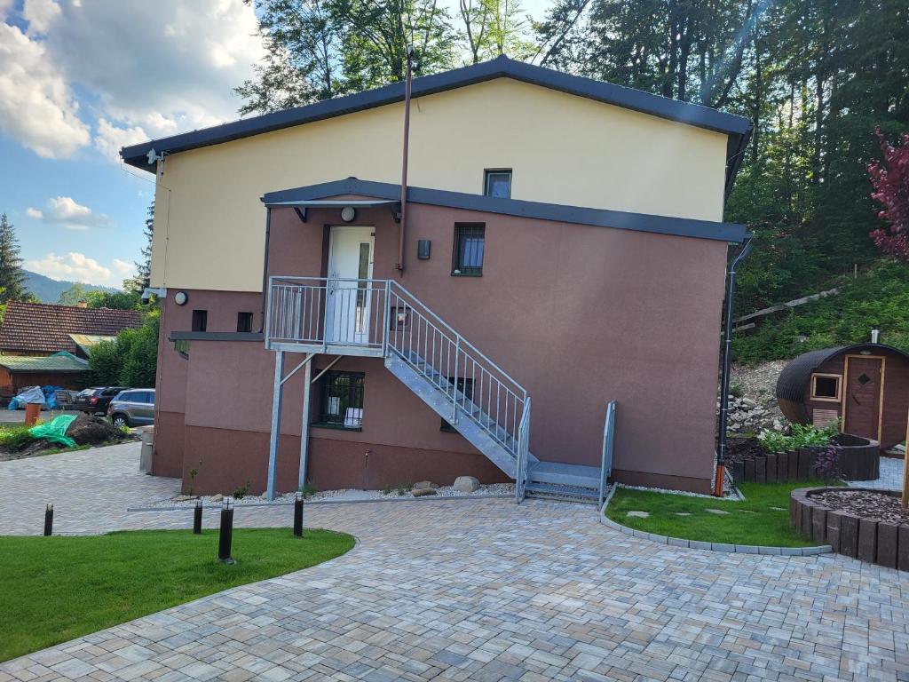 Budova, kde se aparthotel nachází