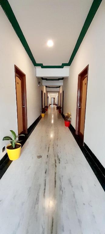 Fotografie z fotogalerie ubytování Hotel Indore Palace - Feel at Home- Walking distance from Saibaba Temple v destinaci Širdi