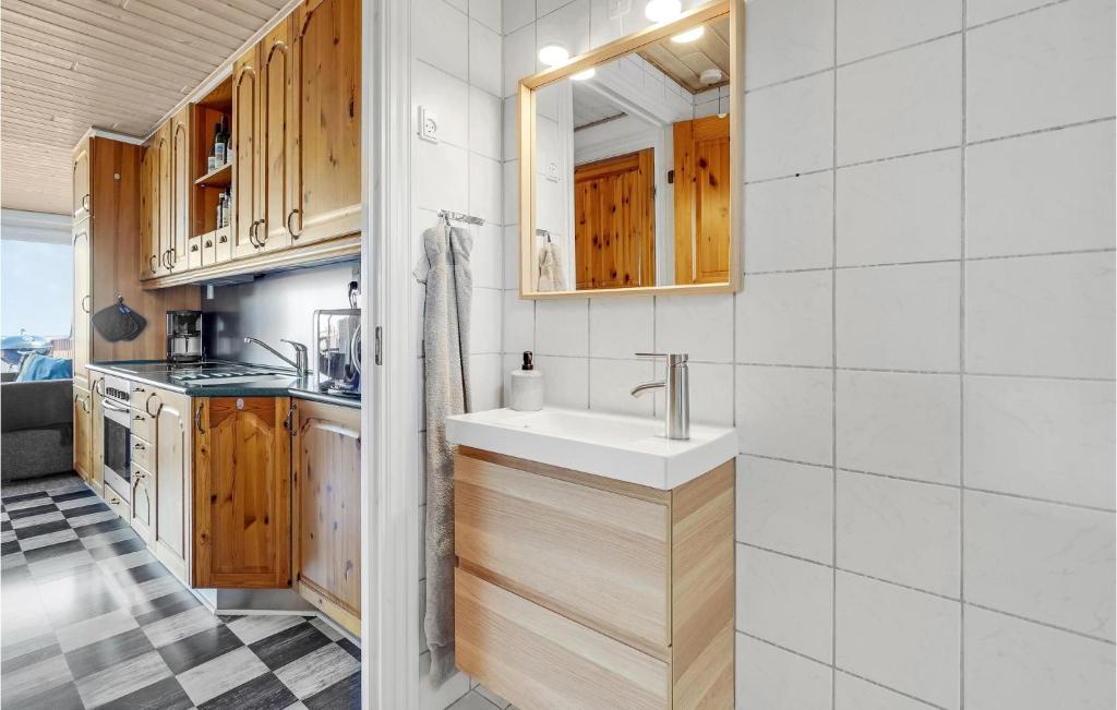 Kuchyň nebo kuchyňský kout v ubytování 1 Bedroom Amazing Apartment In Rømø