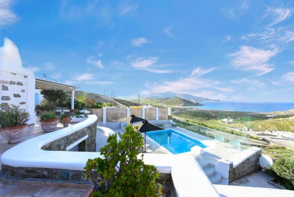 basen z widokiem na ocean w obiekcie Villa Irina Mykonos w mieście Ftelia