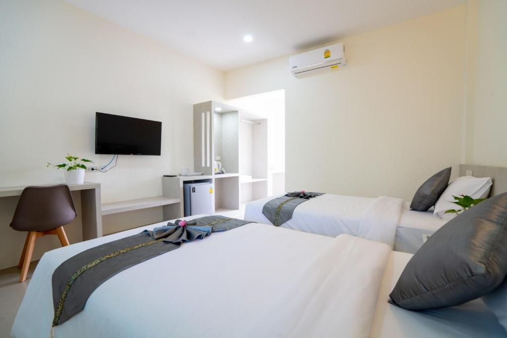 TV a/nebo společenská místnost v ubytování Puean Chang Resort Phuket