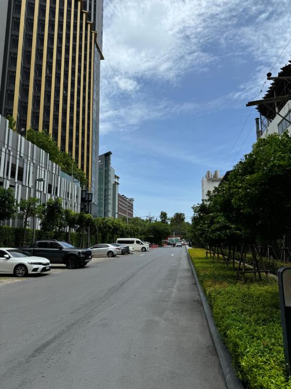 an empty street in a city with cars parked at 芭提雅市中心The Base 高端公寓酒店 in Pattaya