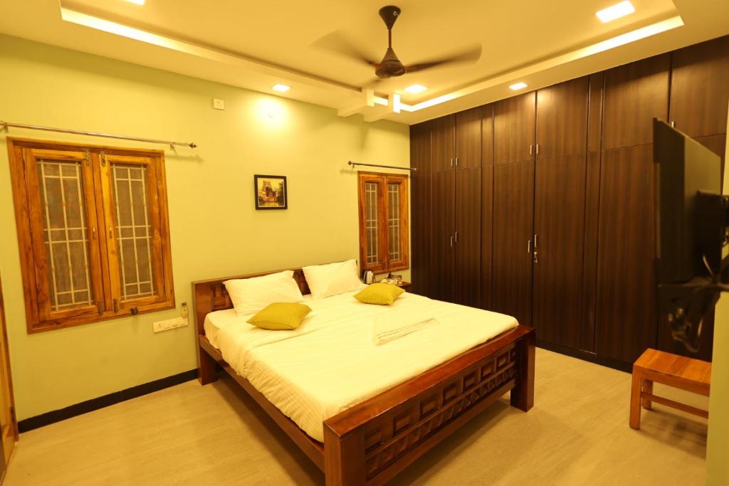 Una cama o camas en una habitación de Dwaraka Agaram Villa