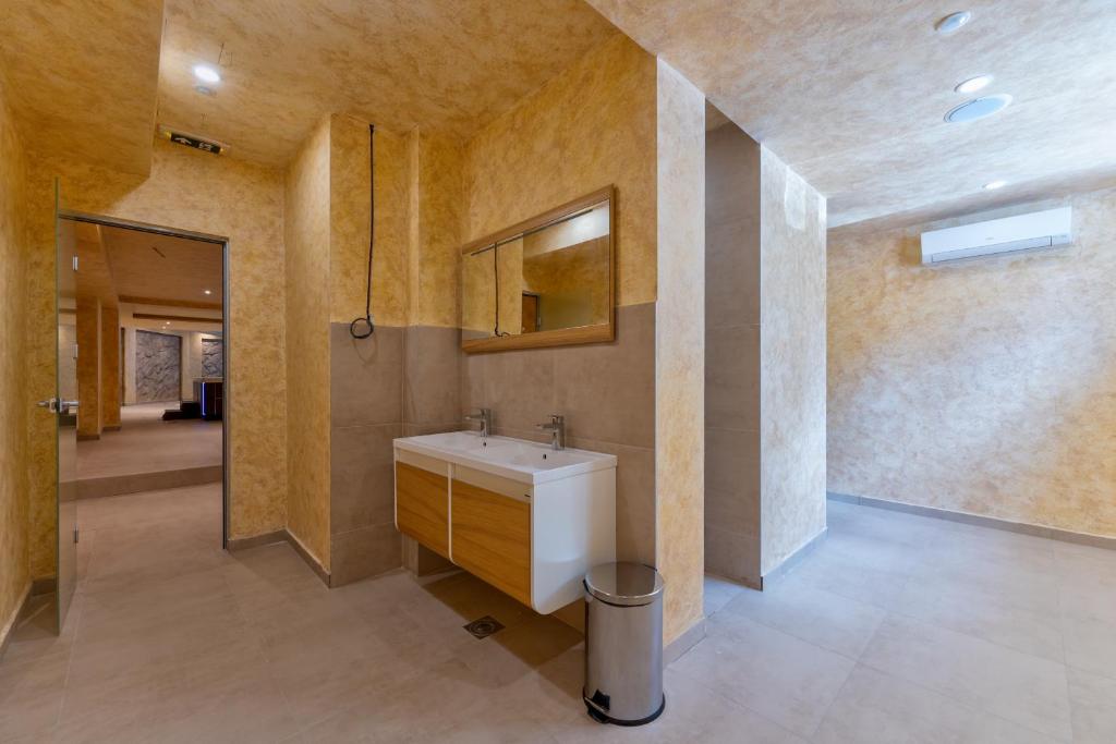 Koupelna v ubytování Lazy Bear Moderan Spa na Planini