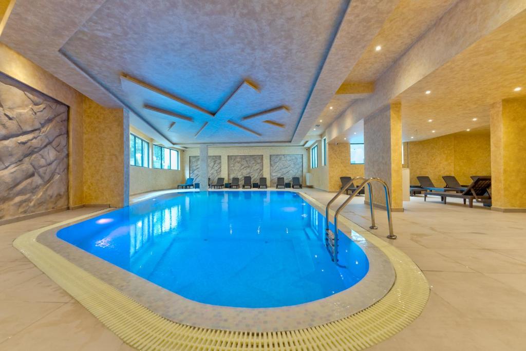 Bazén v ubytování Lazy Bear Moderan Spa na Planini nebo v jeho okolí