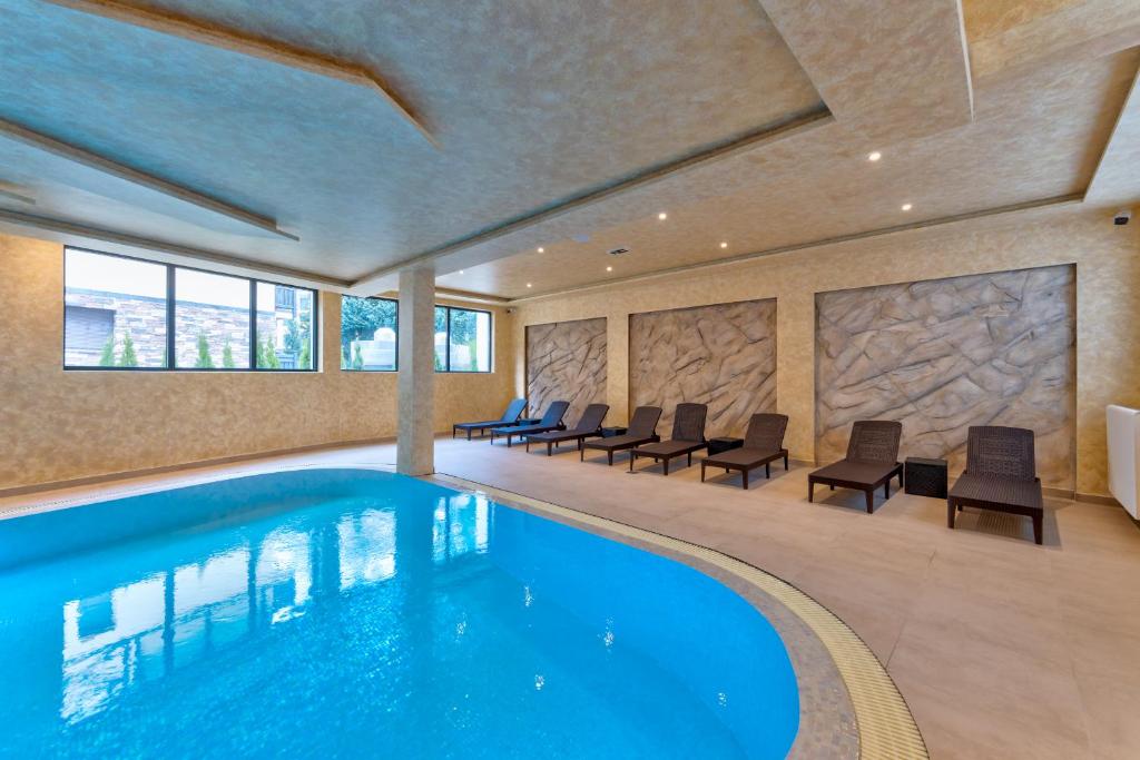 Bazén v ubytování Lazy Bear Moderan Spa na Planini nebo v jeho okolí
