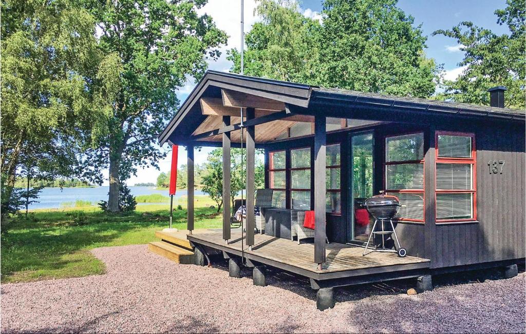 RocknebyにあるCozy Home In Rockneby With Wifiの小屋