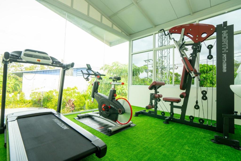 Fitness centrum a/nebo fitness zařízení v ubytování Puean Chang Resort Phuket