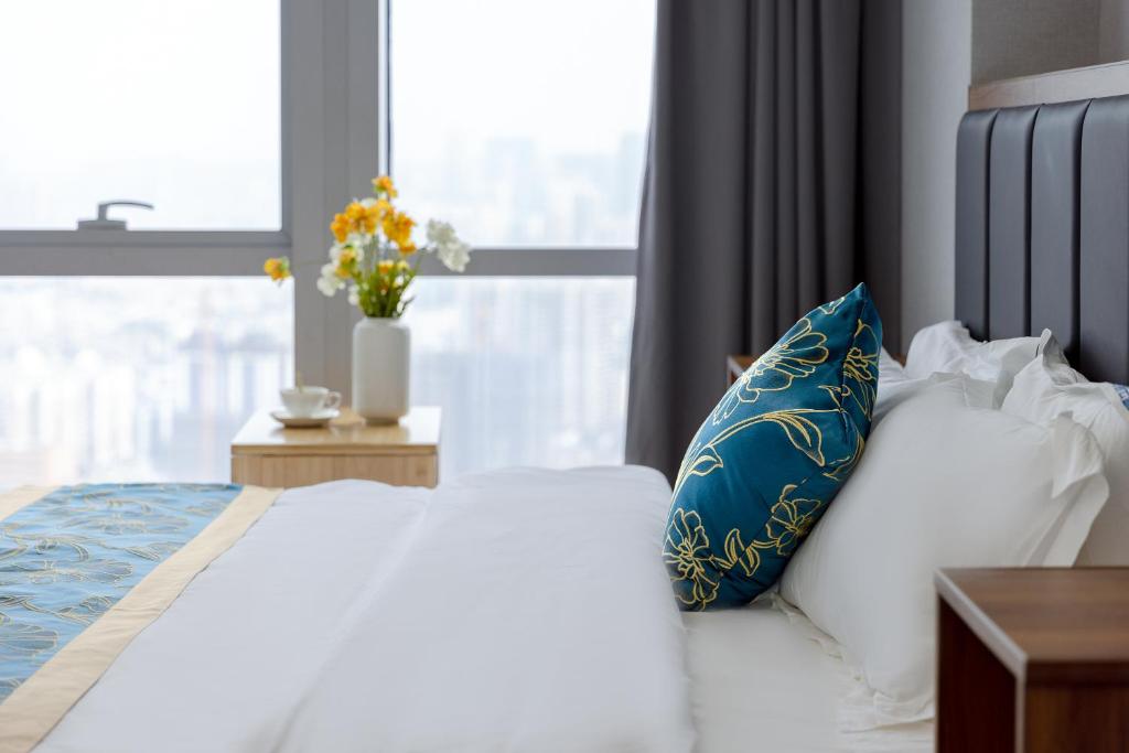 Postel nebo postele na pokoji v ubytování Xingyin Cloudy Hotel Guangzhou Changgang Subway Station - Free Shuttle Bus to Canton Fair Complex During Canton Fair Period
