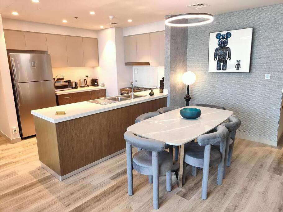 Kuchyň nebo kuchyňský kout v ubytování Burj View - 10 minutes walk Dream Lux Designer 3BD