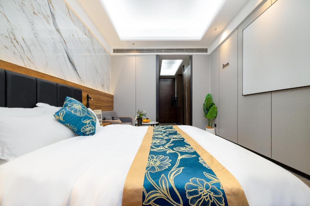 Postel nebo postele na pokoji v ubytování Xingyin Cloudy Hotel Guangzhou Changgang Subway Station - Free Shuttle Bus to Canton Fair Complex During Canton Fair Period