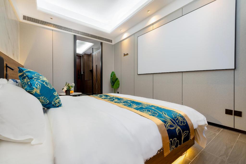 Postel nebo postele na pokoji v ubytování Xingyin Cloudy Hotel Guangzhou Changgang Subway Station - Free Shuttle Bus to Canton Fair Complex During Canton Fair Period