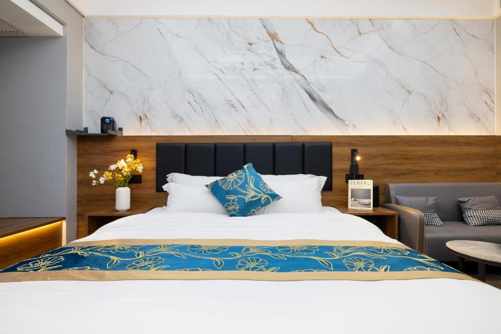 Postel nebo postele na pokoji v ubytování Xingyin Cloudy Hotel Guangzhou Changgang Subway Station - Free Shuttle Bus to Canton Fair Complex During Canton Fair Period