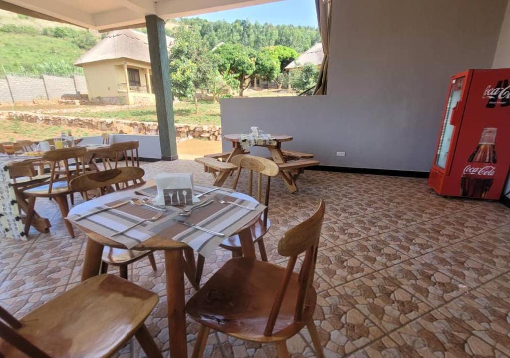 Restaurace v ubytování Stevalyn's Ridge View Lodge