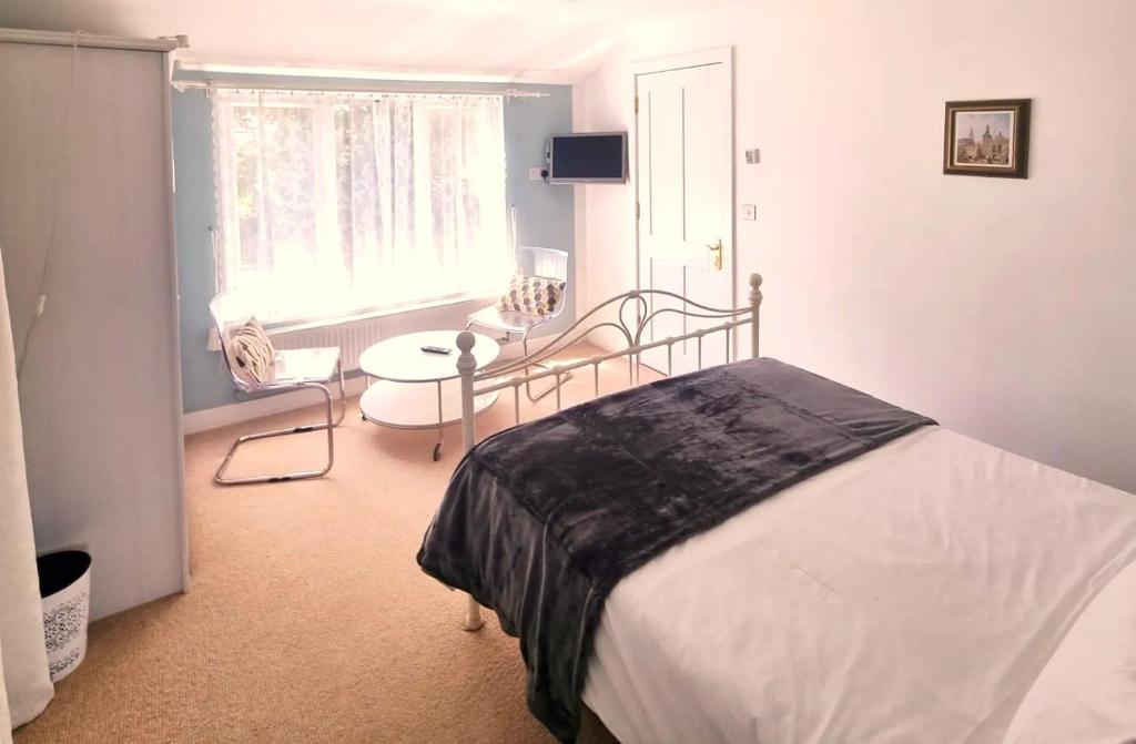 Postel nebo postele na pokoji v ubytování Oak Tree Rooms LTD