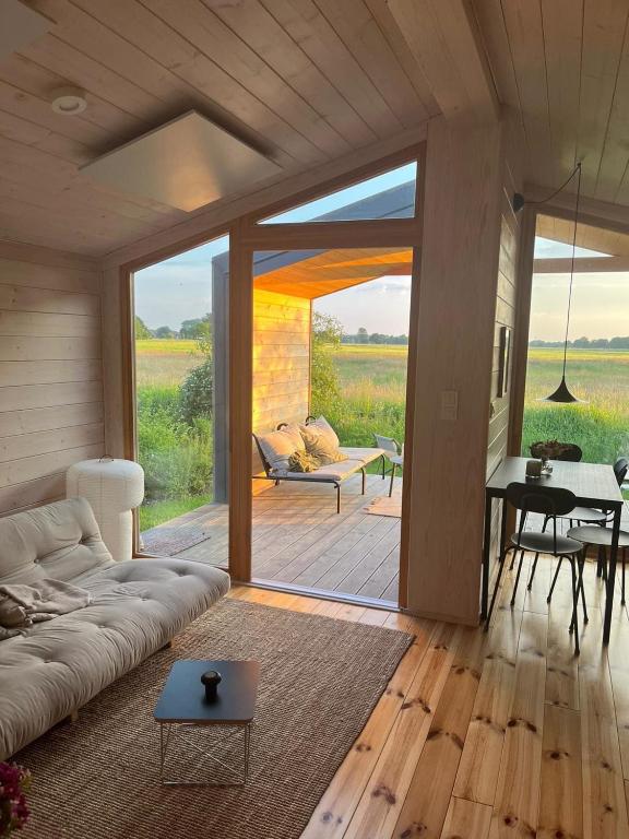 a living room with a couch and a table at 104 Tinyhouse mit Wiesenblick in Bleckede