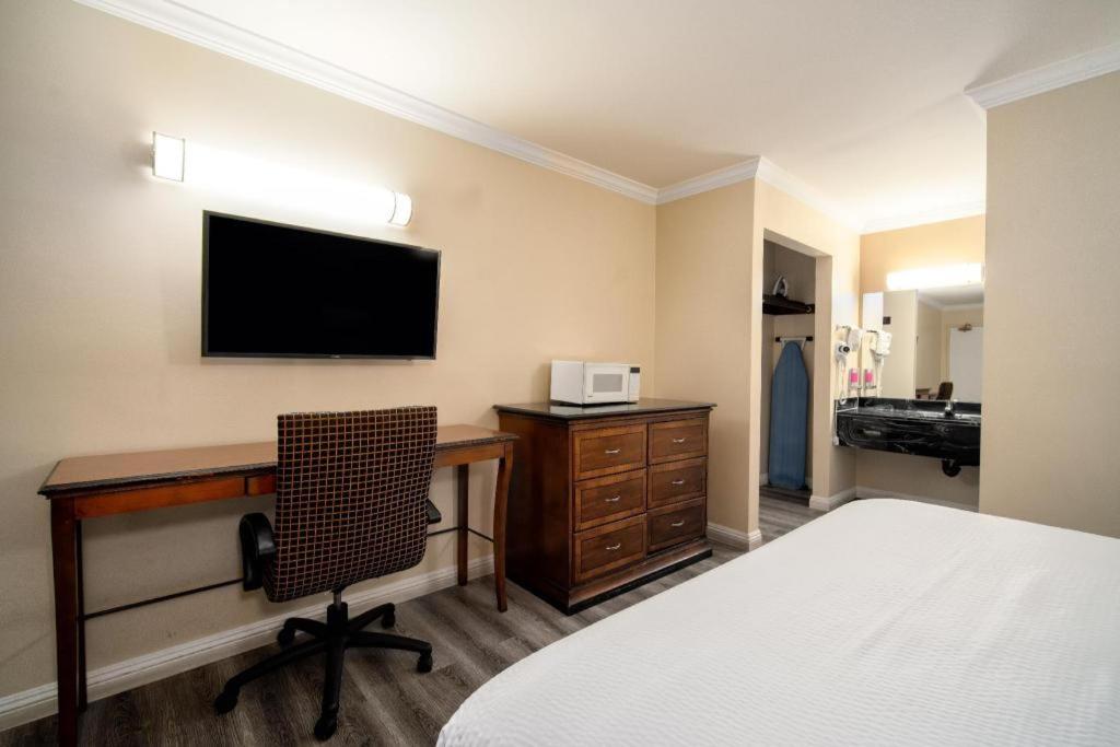 Sea Rock Inn  Los Angeles