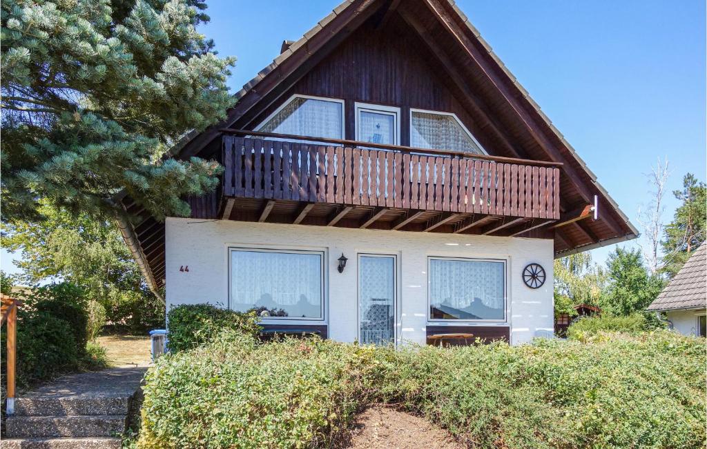 a house with a balcony on top of it at Pet Friendly Home In Oberaula-Hausen in Hausen