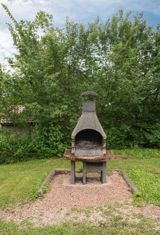 Vonkajšia záhrada v ubytovaní Camping Le Mont Libre - Cottage & espace nature - Gannat