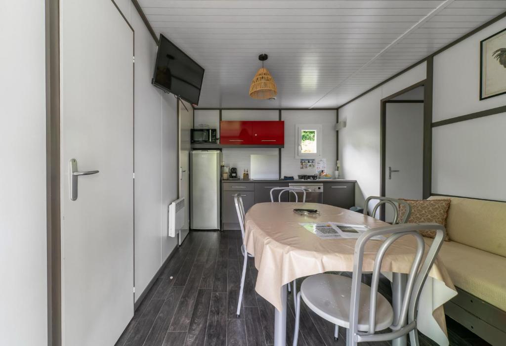 Kuchyňa alebo kuchynka v ubytovaní Camping Le Mont Libre - Cottage & espace nature - Gannat