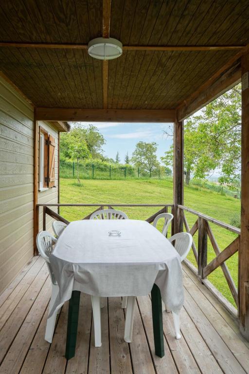 Balkón alebo terasa v ubytovaní Camping Le Mont Libre - Cottage & espace nature - Gannat