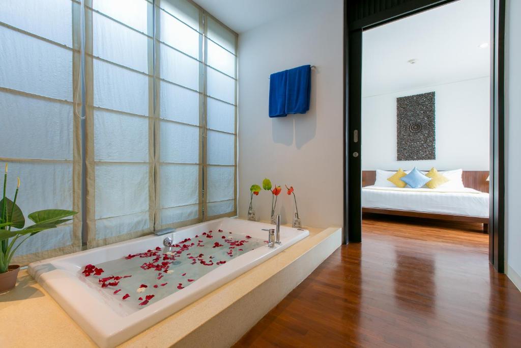 Postel nebo postele na pokoji v ubytování Kata Gardens Penthouse sea view 4C near Kata Noi Beach
