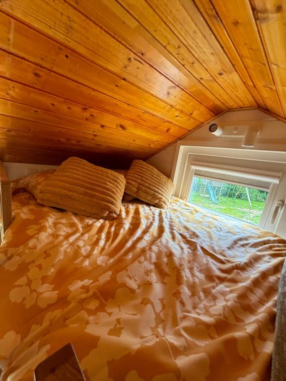 Postel nebo postele na pokoji v ubytování Prullenbos Tiny Nutz Nest