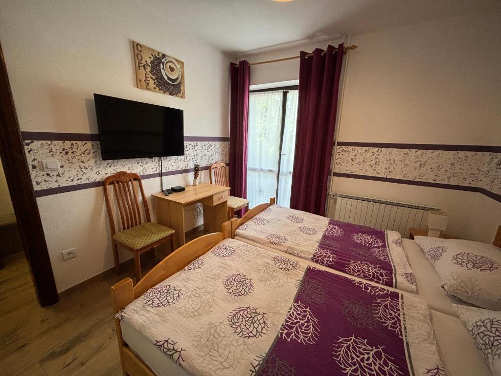 Postel nebo postele na pokoji v ubytování Guest House Kmečki Hram FORTUNA