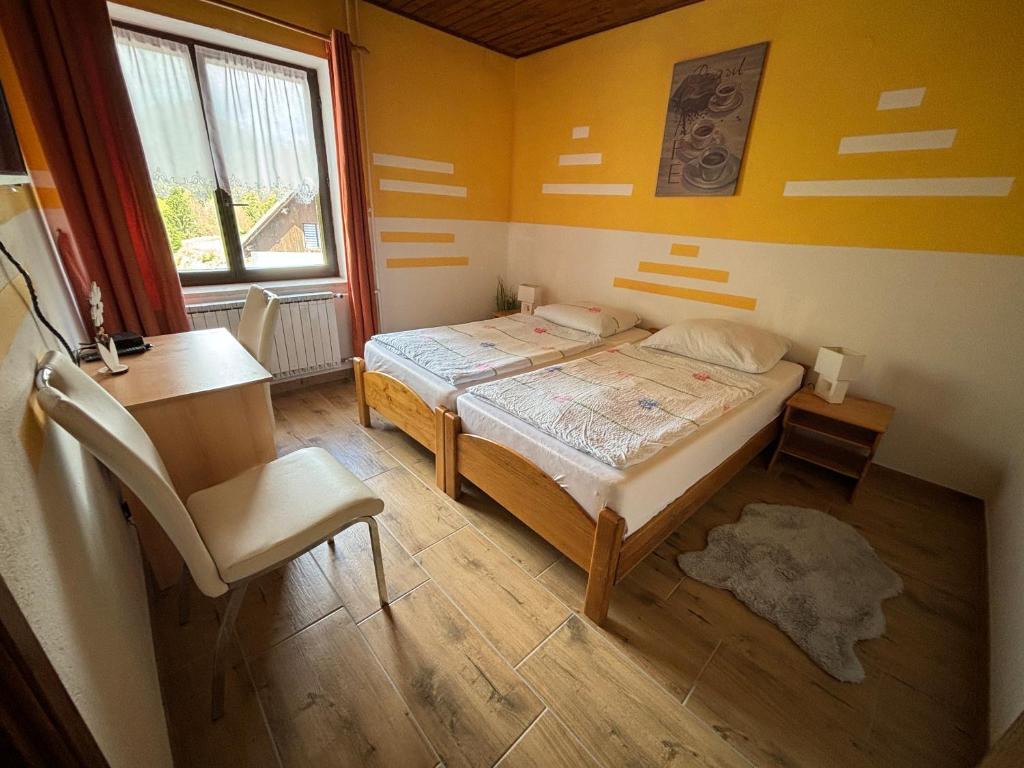 Postel nebo postele na pokoji v ubytování Guest House Kmečki Hram FORTUNA