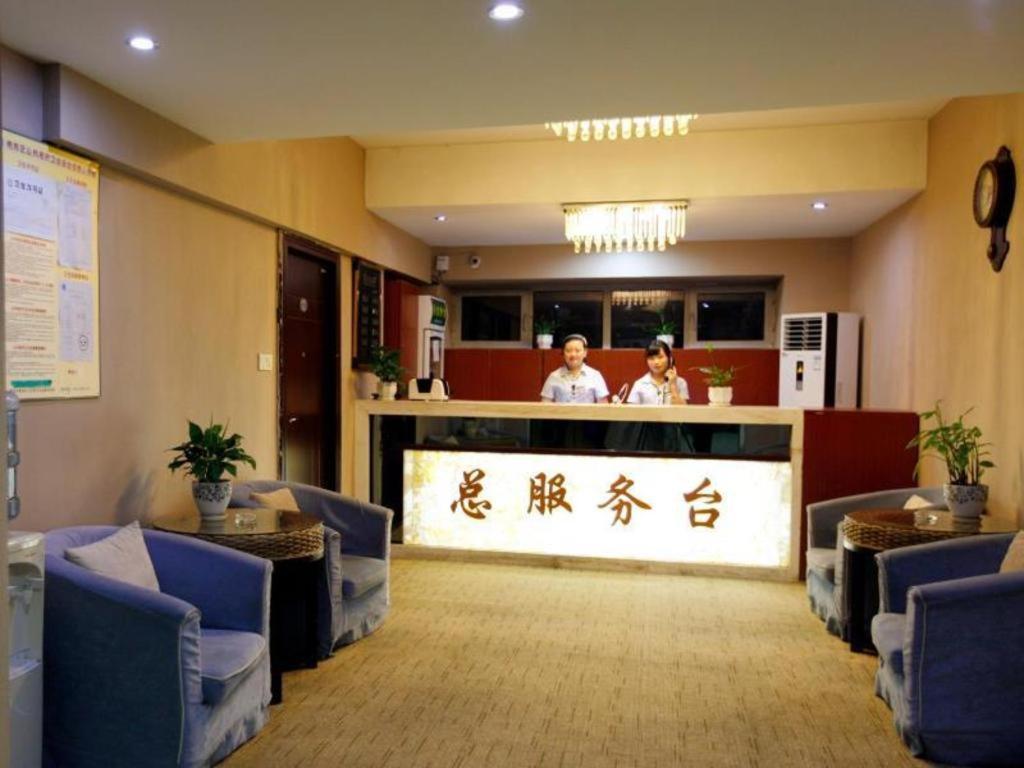 deux personnes dans une salle d'attente d'un hôpital dans l'établissement IF Hotel, à Chongqing