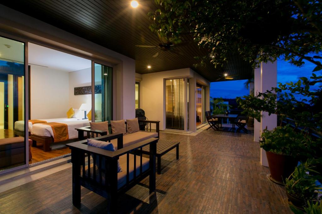 Posezení v ubytování Kata Gardens Penthouse sea view 4C near Kata Noi Beach