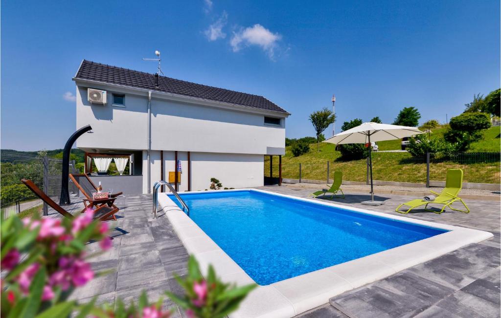 una piscina frente a una casa en Beautiful Home In Sveti Martin Na Muri, en Sveti Martin na Muri