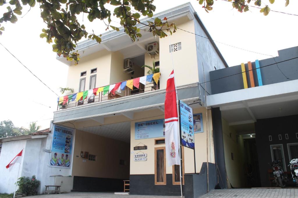 un edificio con una bandera delante de él en De Ibeel Guesthouse en Pangandaran