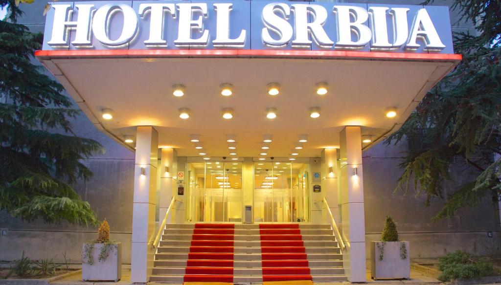 Hotel Srbija في بلغراد: مدخل الفندق مع سجادة حمراء في الأمام